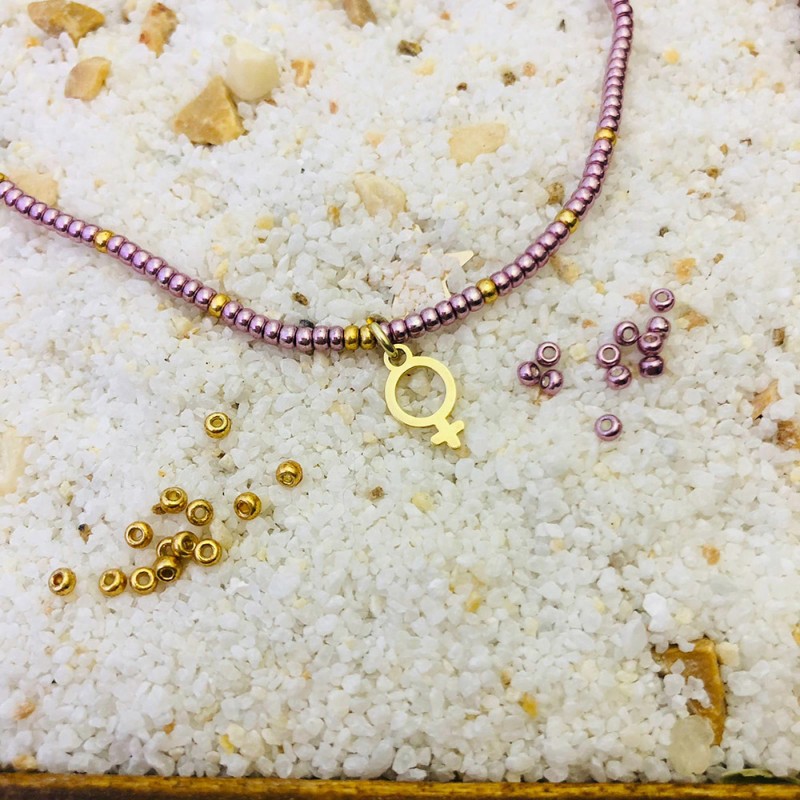 Colgante símbolo femenino de 11mm baño oro